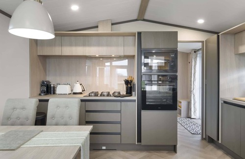 Mullacott Ski Chalet | Stylish Lodge with Parking nr Ilfracombe & Beaches