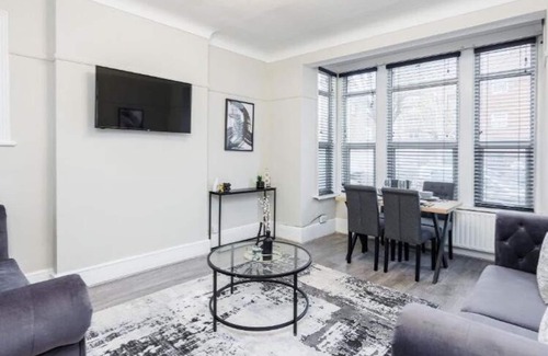 Southend-on-Sea Apartment | Stylish & Lovely 2BR City Centre Near High St by Luxiety Stays