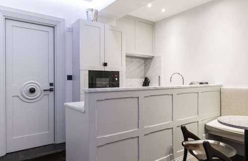 City of Westminster Apartment | Stylish Lower Ground Mayfair Home by Bond Street