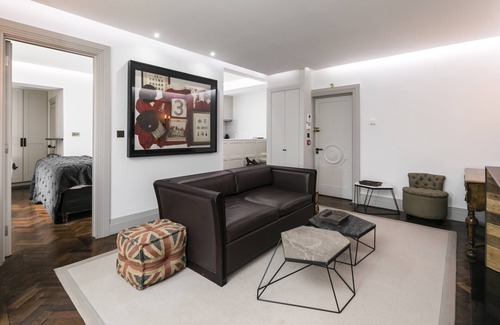 City of Westminster Apartment | Stylish Lower Ground Mayfair Home by Bond Street