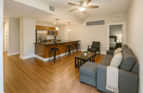 Downtown Cleveland Apartment | Stylish Luxe Suite | Rock Hall Stadiums Casino