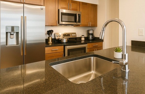 Downtown Cleveland Apartment | Stylish Luxe Suite | Rock Hall Stadiums Casino