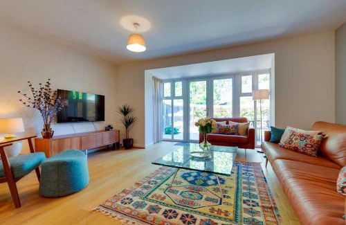 Cambridge House | Stylish luxury on edge of Cambridge Free Parking Pass the Keys