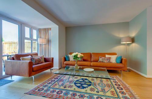 Cambridge House | Stylish luxury on edge of Cambridge Free Parking Pass the Keys