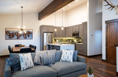 Truckee House | Stylish Luxury Townhouse - Walk to Downtown, A/C!