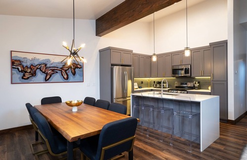 Truckee House | Stylish Luxury Townhouse - Walk to Downtown, A/C!