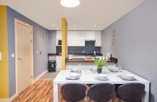 Manchester City Centre Apartment | Stylish Manchester Gem - Sleeps 10!
