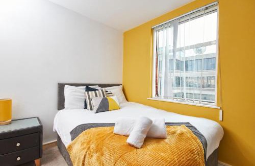 Manchester City Centre Apartment | Stylish Manchester Gem - Sleeps 10!