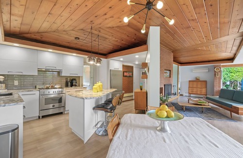 Central Okanagan House | Stylish MCM Rancher w hot tub - steam room - dog friendly