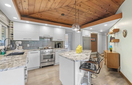 Central Okanagan House | Stylish MCM Rancher w hot tub - steam room - dog friendly