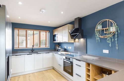 Seafront House | Stylish & modern 4-bedroom home with free parking