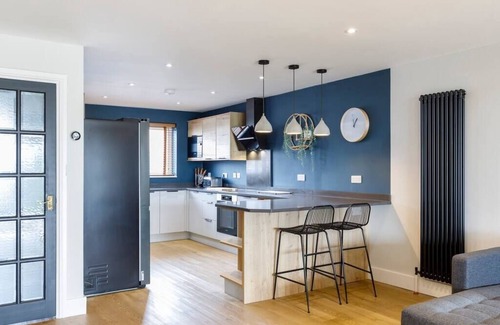 Seafront House | Stylish & modern 4-bedroom home with free parking