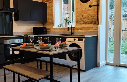 Thetford House | Stylish Modern 2-Bed Home Near A11
