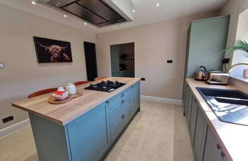 Cwmtaf House | Stylish & Modern 7 Bedroom house