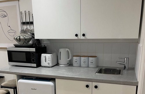 Broadstairs Apartment | Stylish modern one bedroom with kitchenette and en suite shower room