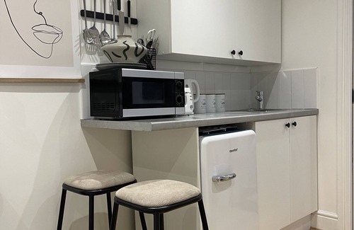 Broadstairs Apartment | Stylish modern one bedroom with kitchenette and en suite shower room