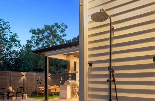 Montopolis House | Stylish Modern Ranch | Heated Pool