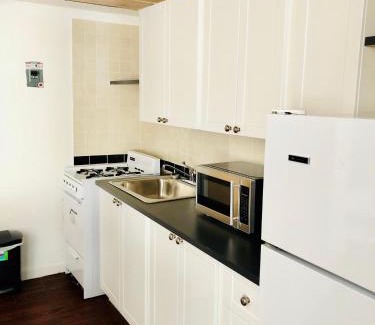 Downtown Montreal Apartment | Stylish Montreal Apartment: Comfortable Stay in the Golden Square Mile
