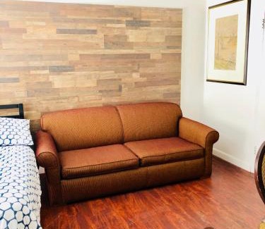 Downtown Montreal Apartment | Stylish Montreal Apartment: Comfortable Stay in the Golden Square Mile