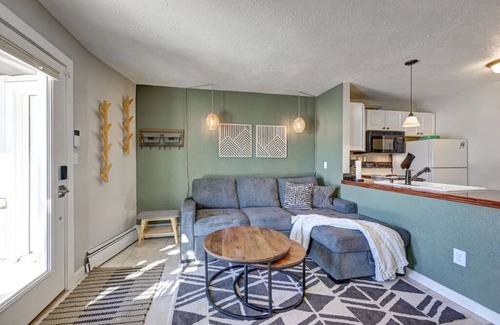Dillon Condo | Stylish Mountain Condo w/Fireplace on Lake Dillon