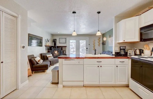 Dillon Condo | Stylish Mountain Condo w/Fireplace on Lake Dillon