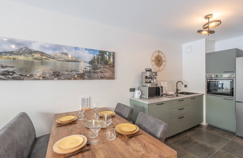 Viel-Alpe Apartment | Stylish Mountain Retreat with Balcony & Garage - Alpe d'Huez