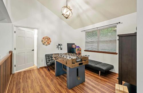 East Stroudsburg House | Stylish Mountain Retreat w Hot Tub Firepit Penn Estate Getaway by AvantStay