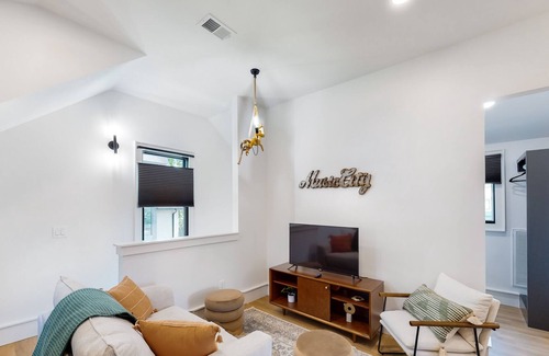 12 South Cottage | Stylish Nashville cottage with a washer/dryer, full kitchen & central AC