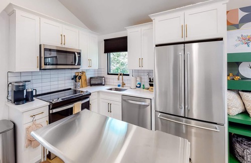 12 South Cottage | Stylish Nashville cottage with a washer/dryer, full kitchen & central AC