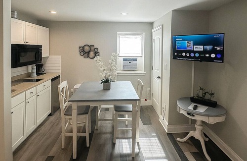 Frankford Apartment | Stylish Newly renovated * Private Aptarment* 1BR