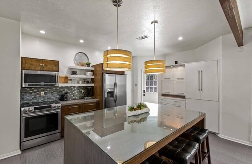 Houston House | Stylish North Houston 4 bedroom⭐️ Sleeps 8, pool table, BBQ, fire pit