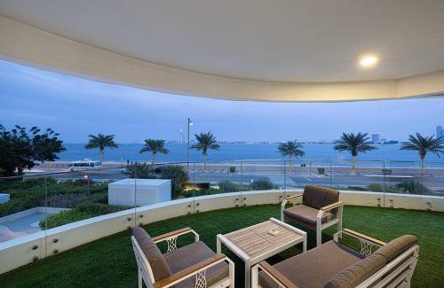 Palm Jumeirah Apartment | Stylish Palm Jumeirah Stay Sea, Burj Views, Gym & Pool