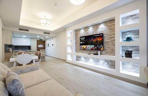 Palm Jumeirah Apartment | Stylish Palm Jumeirah Stay Sea, Burj Views, Gym & Pool