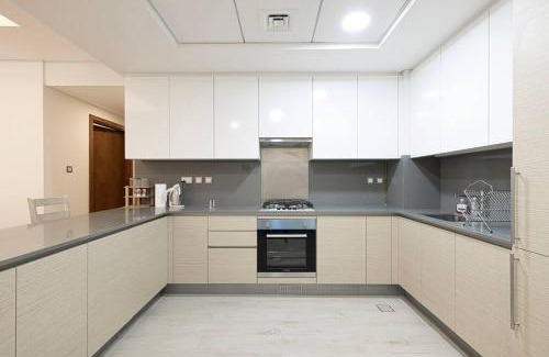 Palm Jumeirah Apartment | Stylish Palm Jumeirah Stay Sea, Burj Views, Gym & Pool