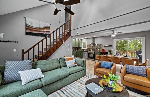 Tobyhanna House | Stylish Poconos family-friendly 4BR - Hot Tub - Game Room - Fire Pit - AC