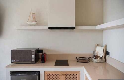 Daratsos Hotel | Stylish Retreat with Jacuzzi