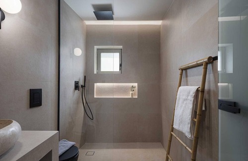 Daratsos Hotel | Stylish Retreat with Jacuzzi