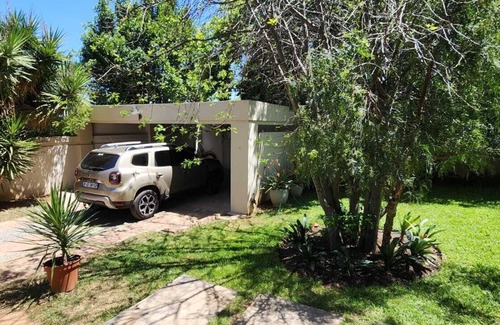 Greater Johannesburg Metropolitan Area House | Stylish Secure House in Upmarket Parktown North