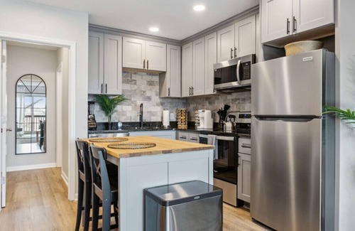 Hampton Apartment | Stylish Serenity: Upscale Studio Getaway for Business Professionals