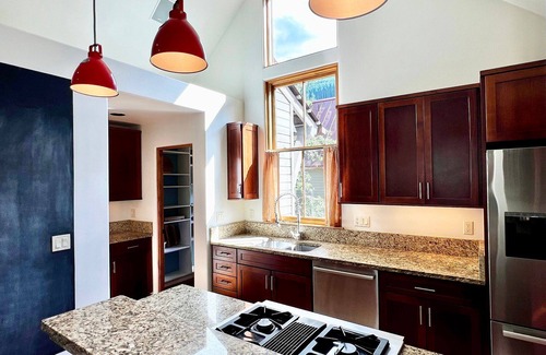 Telluride House | Stylish Ski Base, Walk to Lift 7 & River Trail
