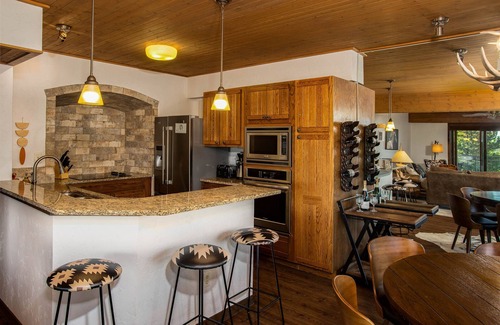 Steamboat Springs Condo | Stylish Ski-In/Ski-Out Condo – 2 Minutes to Gondola & Ski Lifts