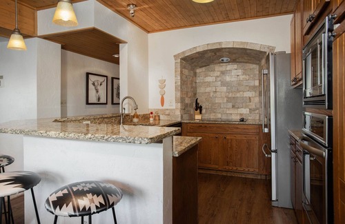 Steamboat Springs Condo | Stylish Ski-In/Ski-Out Condo – 2 Minutes to Gondola & Ski Lifts
