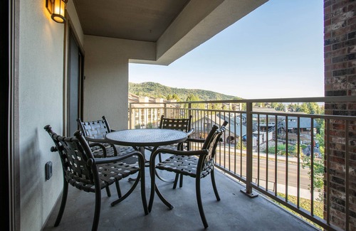 Steamboat Springs Condo | Stylish Ski-In/Ski-Out Condo – 2 Minutes to Gondola & Ski Lifts