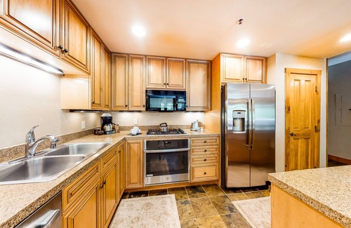 River Run Condo | Stylish ski-in/ski-out retreat with heated outdoor pool, hot tub, & sauna