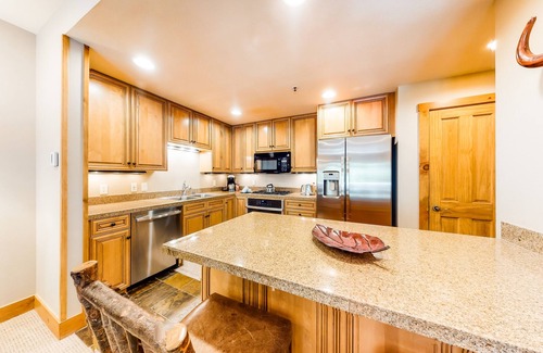 River Run Condo | Stylish ski-in/ski-out retreat with heated outdoor pool, hot tub, & sauna