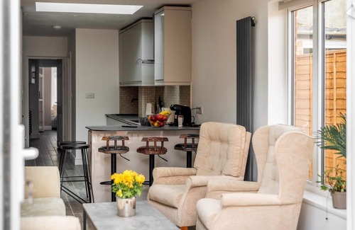 Southall Broadway Apartment | Stylish & Sleek 3BD Home including Guest House in Southall
