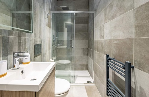 Southall Broadway Apartment | Stylish & Sleek 3BD Home including Guest House in Southall