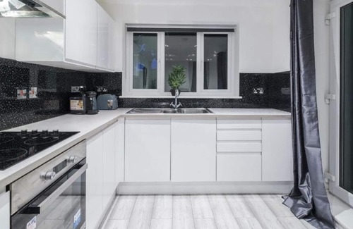 Southend-on-Sea Apartment | Stylish & Sleek 1BR City Centre Nr High St & Southend Beach by Luxiety Stays