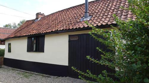 Halesworth House | Stylish small barn near coast private garden Pass the Keys