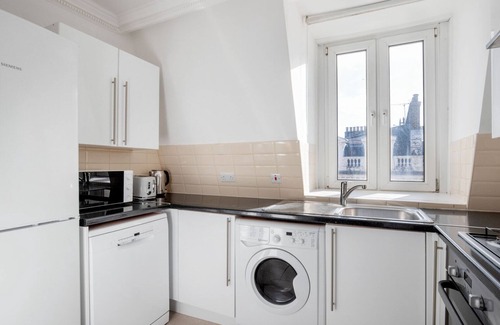 South Kensington Apartment | Stylish South Kensington 2BR, nr Museums & Shops, by Blueground